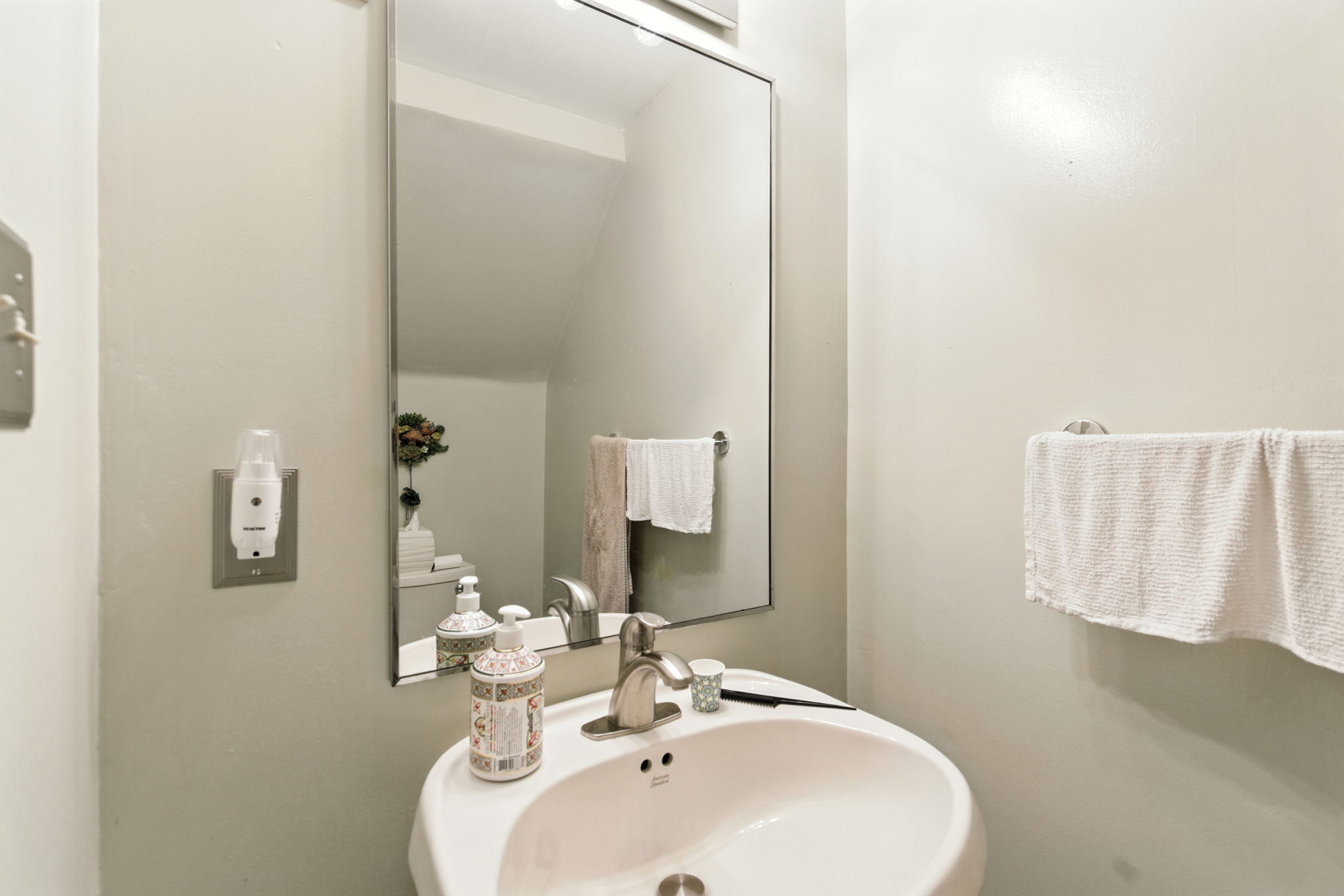 9-web-or-mls-09-Renzo Passaretti_145 Rice Ave 73, Hamilton