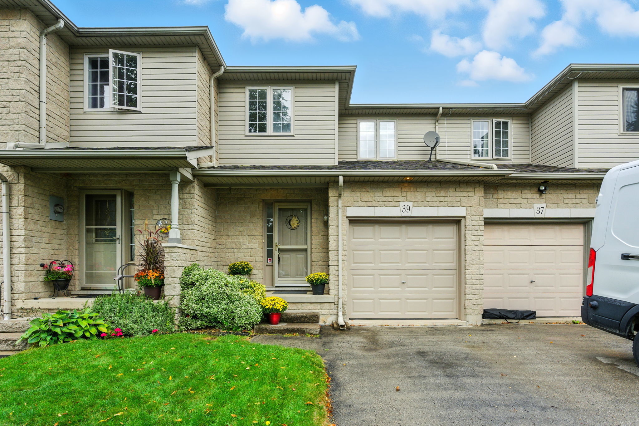 2-web-or-mls-39 Foxborough Dr, Hamilton-2