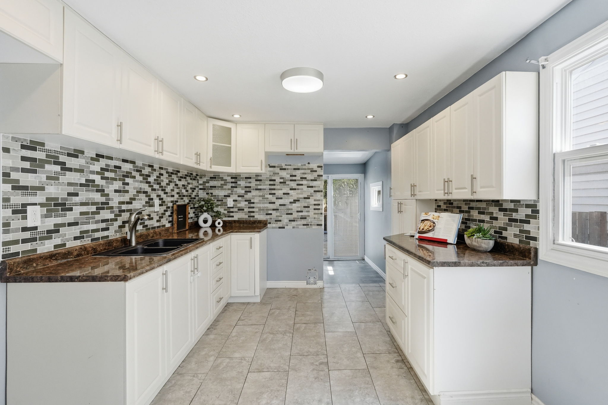 14-web-or-mls-14-Ilona Verlint_53 Dalhousie Ave