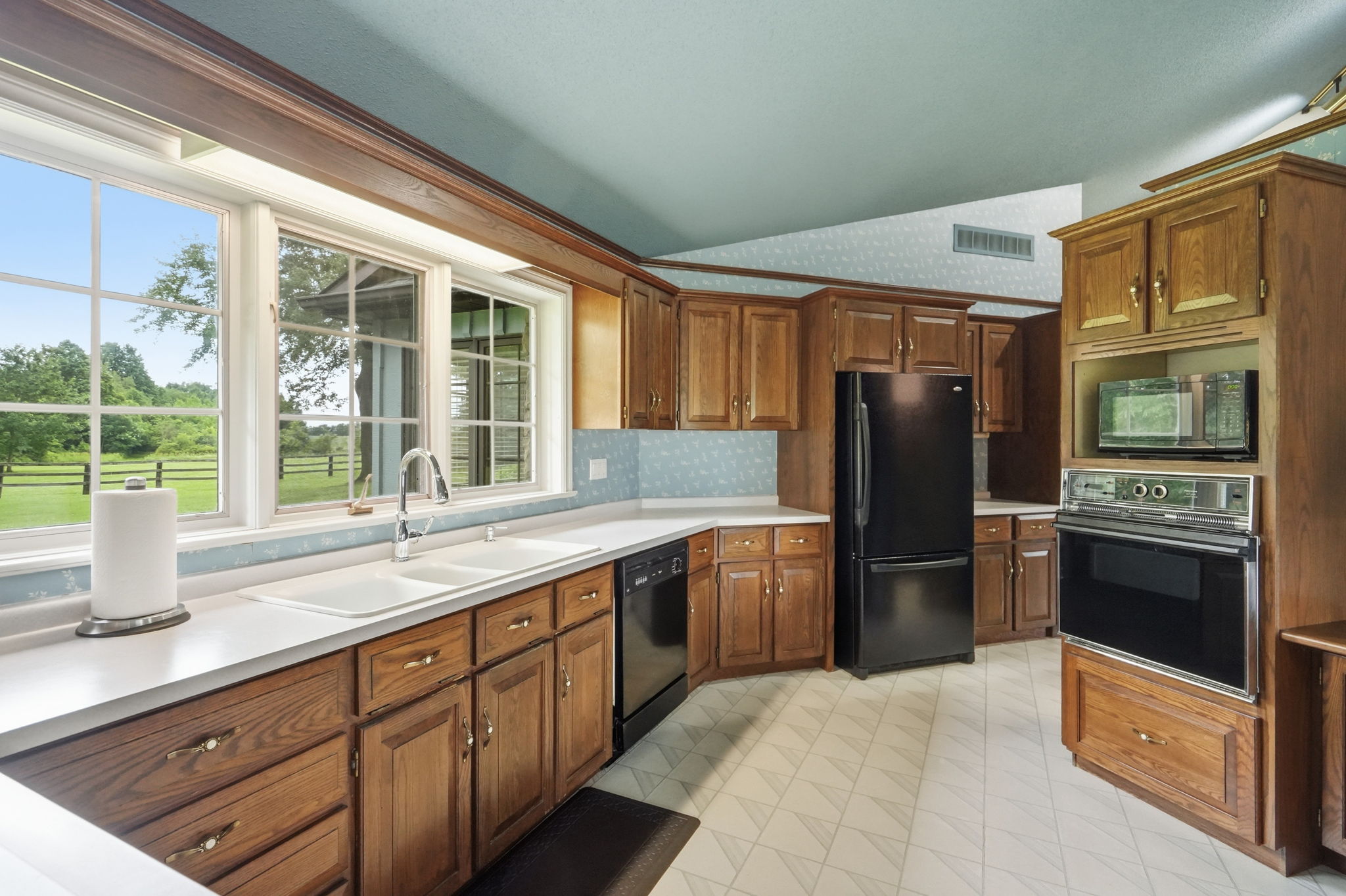17-web-or-mls-17-Renzo Passaretti_1046 Book Rd W