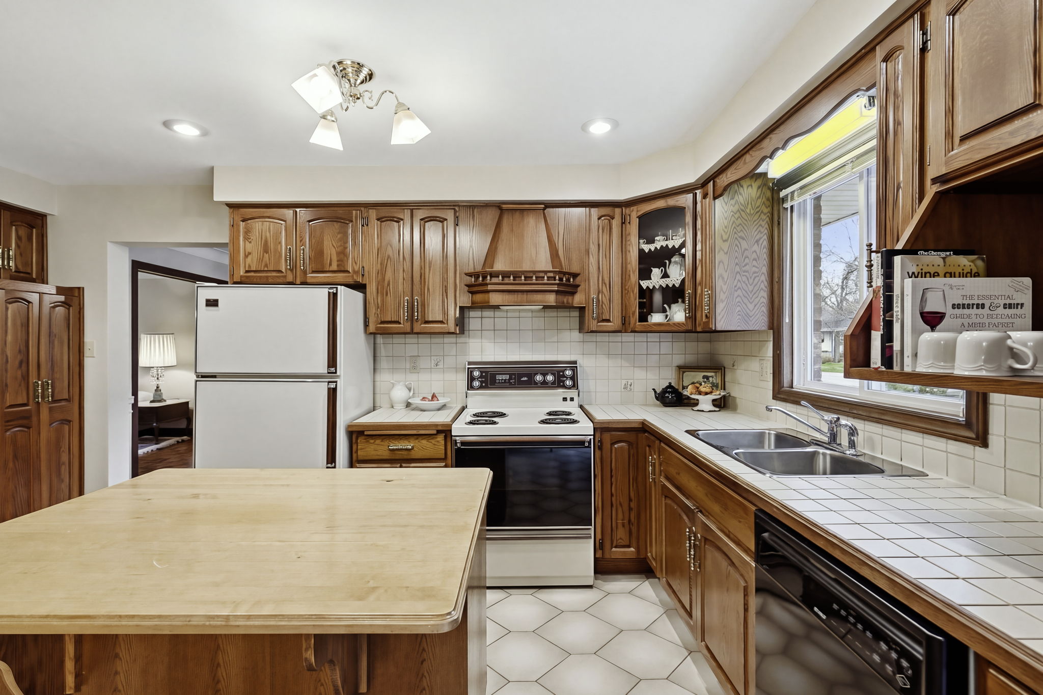 17-web-or-mls-84_05-Dane Pirro_4 Nellida Crescent